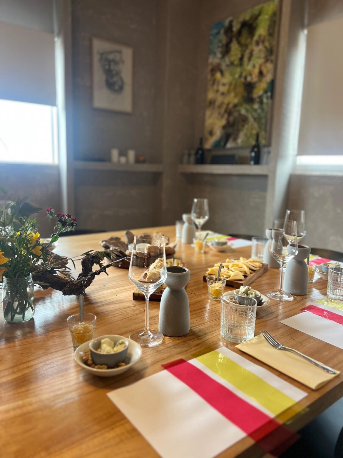 Mesa servida para la degustación en la bodega