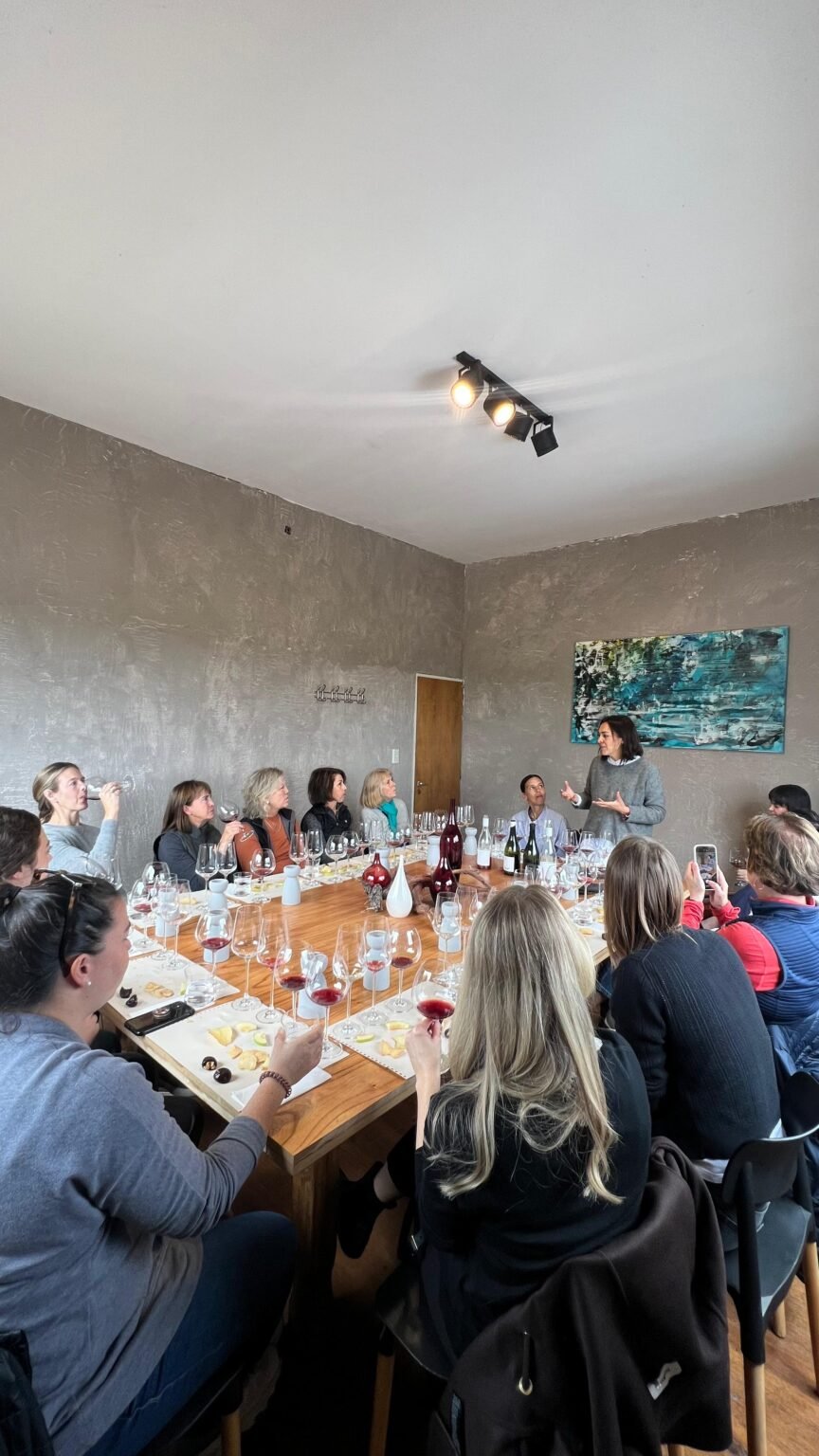 Grupo compartiendo una degustación en la mesa larga